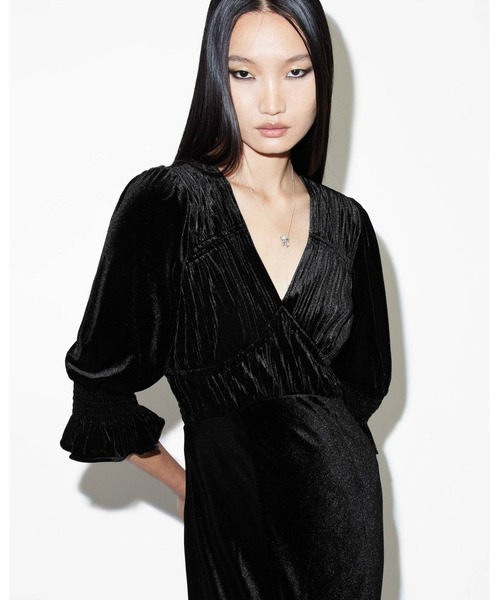 ALLSAINTS(オールセインツ)の「ANI V-NECK VELVET MIDI DRESS | ANI Vネック ベルベット ミディ ドレス・ワンピース(ワンピース・レディース・ブラック・10/6/4/8)」の2枚目の写真