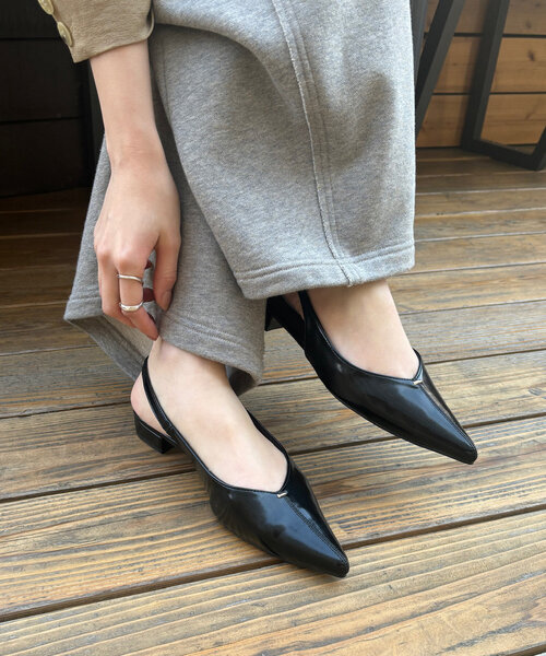 DouDou（ドゥドゥ）の「【WEB限定】ソフトカットバックストラップパンプス（ブーツ・レディース・ブラック/シルバー・23cm/23.5cm/24cm/24.5cm）」の5枚目の写真