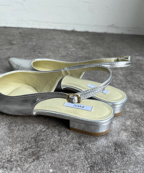 DouDou（ドゥドゥ）の「【WEB限定】ソフトカットバックストラップパンプス（ブーツ・レディース・ブラック/シルバー・23cm/23.5cm/24cm/24.5cm）」の16枚目の写真