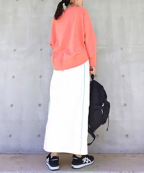 Q（キュー）の「ラグランスリーブスウェット（スウェット・レディース・ベージュ/エメラルド/オレンジ・MEDIUM）」の11枚目の写真