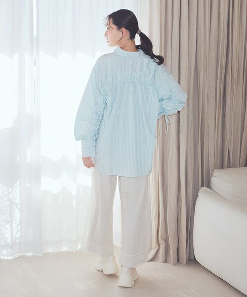 earth music&ecology（アースミュージックアンドエコロジー）の「バックドロストオーバーシャツ（シャツ/ブラウス・レディース・グリーン系その他3/ブルー系その他6/オフホワイト/ブルー・FREE）」の19枚目の写真