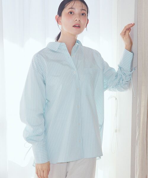 earth music&ecology（アースミュージックアンドエコロジー）の「バックドロストオーバーシャツ（シャツ/ブラウス・レディース・グリーン系その他3/ブルー系その他6/オフホワイト/ブルー・FREE）」の2枚目の写真