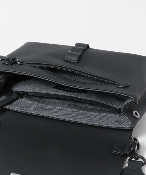 SENSE OF PLACE by URBAN RESEARCH(センスオブプレイスバイアーバンリサーチ)の「GASTON LUGA Splash Crossbody Bag(ボディバッグ/ウエストポーチ・メンズ・ブラック・ONE)」の5枚目の写真