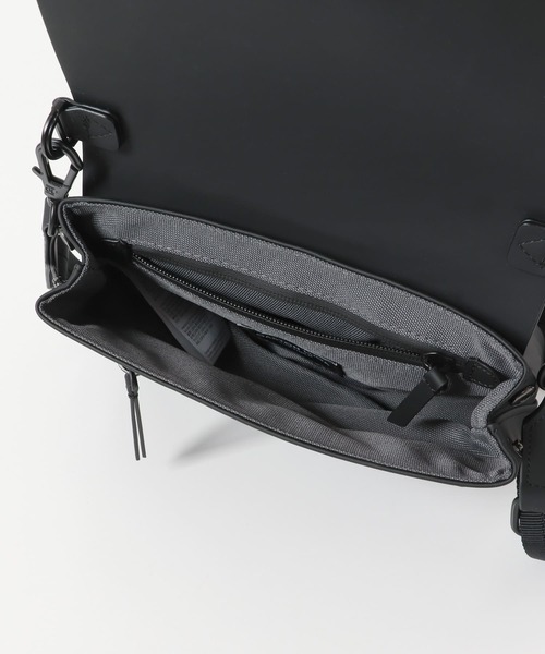 SENSE OF PLACE by URBAN RESEARCH(センスオブプレイスバイアーバンリサーチ)の「GASTON LUGA Splash Crossbody Bag(ボディバッグ/ウエストポーチ・メンズ・ブラック・ONE)」の7枚目の写真