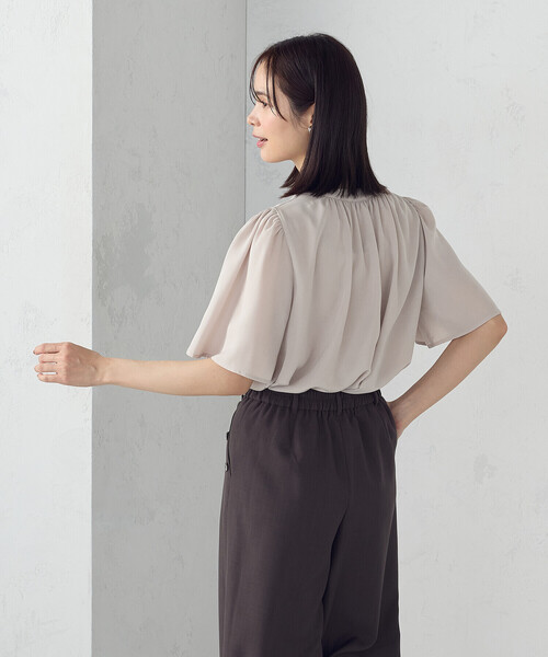 COMME CA ISM(コムサイズム)の「前後2WAY ギャザーブラウス(シャツ/ブラウス・レディース・ベージュ/ブラック・LARGE/MEDIUM)」の12枚目の写真