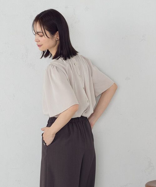 COMME CA ISM(コムサイズム)の「前後2WAY ギャザーブラウス(シャツ/ブラウス・レディース・ベージュ/ブラック・LARGE/MEDIUM)」の18枚目の写真