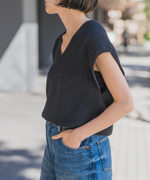 Spick & Span（スピックアンドスパン）の「ペーパーヤーンルーズニットベスト（ベスト・レディース・ブラック/ホワイト/ブルー系その他・FREE）」の15枚目の写真