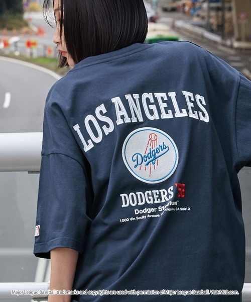 MLB（メジャーリーグベースボール）の「MLB/メジャーリーグベースボール 別注 ロゴ刺繍バックデザイン ビッグシルエットオーバーサイズ半袖Tシャツ（Tシャツ/カットソー・メンズ・スミクロ/ネイビー/ダークブラウン/ホワイト/ライトグレー・S/M/L）」の5枚目の写真