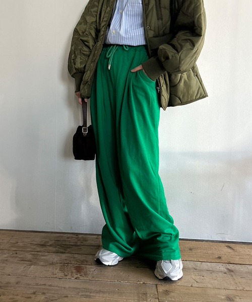 Kotoe(コトエ)の「【UNISEX】 カラー タック ワイドパンツ (ロング丈)(スウェットパンツ・レディース・グリーン/レッド/ブラック・FREE)」の3枚目の写真