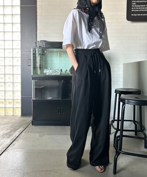 Kotoe(コトエ)の「【UNISEX】 カラー タック ワイドパンツ (ロング丈)(スウェットパンツ・レディース・グリーン/レッド/ブラック・FREE)」の5枚目の写真