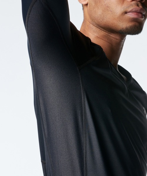 UNDER ARMOUR(アンダーアーマー)の「UAアイソチル フィッティド ロングスリーブ Vネックシャツ(ゴルフ/メンズ)(Tシャツ/カットソー・メンズ・ブラック・S/M/XL/L/2XL)」の4枚目の写真