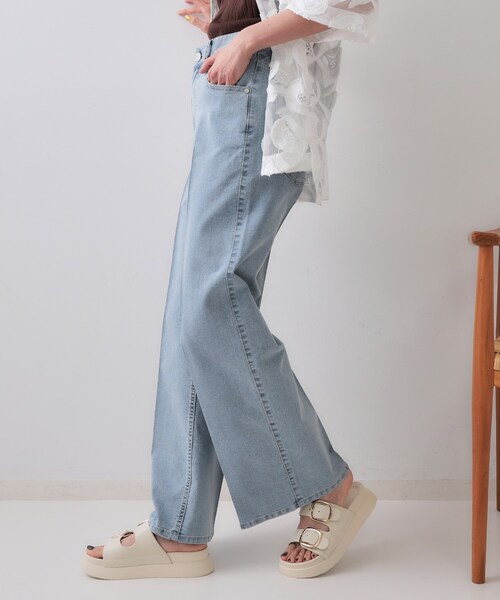 OPAQUE.CLIP(オペークドットクリップ)の「ストレッチライトオンスワイドデニム【洗濯機洗い可】(デニムパンツ・レディース・ライトブルー/ブルー系その他・40/38/42)」の4枚目の写真