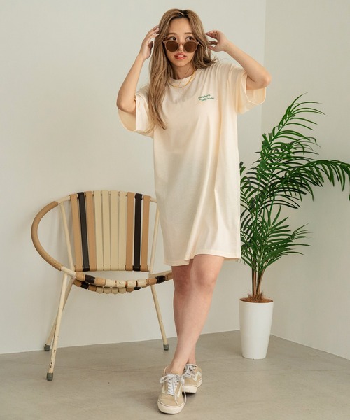 anap mimpi(アナップミンピ)の「SUN & SEA サーフプリントビッグTシャツワンピース(ワンピース・レディース・ブラウン/ブラック/キナリ/ブルー・FREE)」の9枚目の写真