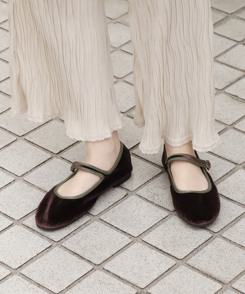 ROOPTOKYO(ループトウキョウ)の「ストラップシューズ メリージェーン(バレエシューズ・レディース・ホワイト/ブラウン系・25.0cm/24.0cm/23.5cm/23.0cm)」の2枚目の写真