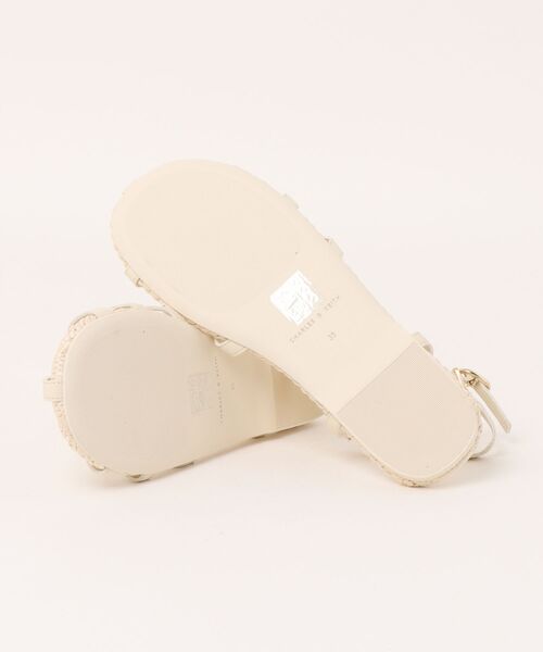 CHARLES & KEITH(チャールズ & キース)の「ストラッピー ラフィアTバーアンクルストラップサンダル(サンダル・レディース・クリーム/オリーブ・22.5cm/23cm/23.5cm/24.5cm/25cm/25.5cm/26.5cm)」の7枚目の写真