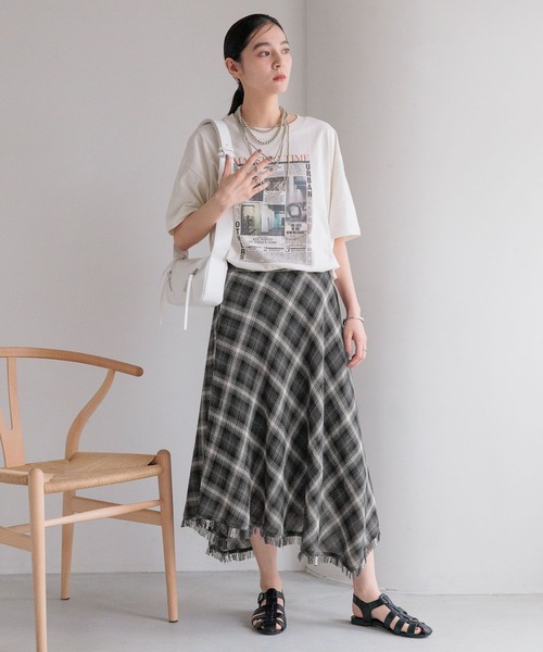 LOWRYS FARM（ローリーズファーム）の「ＮＥＷＳ　ＰＡＰＥＲ　ＴＥＥ　 576808（Tシャツ/カットソー・レディース・チャコールグレー/ホワイト/ブルー・FREE）」の4枚目の写真