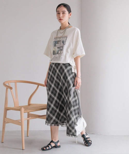 LOWRYS FARM（ローリーズファーム）の「ＮＥＷＳ　ＰＡＰＥＲ　ＴＥＥ　 576808（Tシャツ/カットソー・レディース・チャコールグレー/ホワイト/ブルー・FREE）」の5枚目の写真