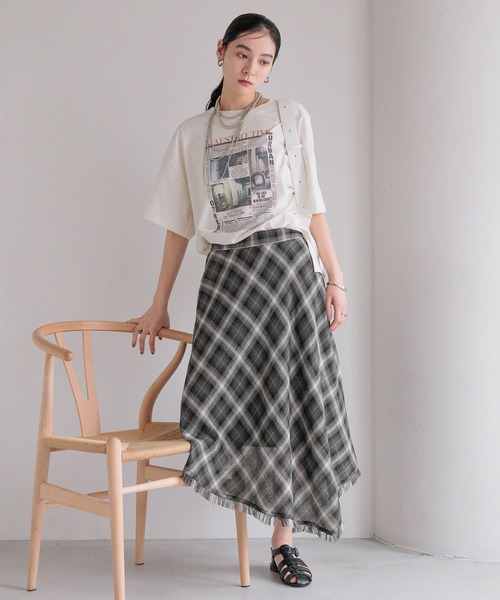 LOWRYS FARM（ローリーズファーム）の「ＮＥＷＳ　ＰＡＰＥＲ　ＴＥＥ　 576808（Tシャツ/カットソー・レディース・チャコールグレー/ホワイト/ブルー・FREE）」の6枚目の写真