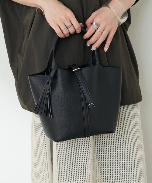Remind me and forever(リマインドミーアンドフォーエバー)の「【8色展開】きれいめデザイン、タッセル付ハンドバッグ(ショルダーバッグ・レディース・ブラック/スモークピンク/ライトグレー/ブラウン/チャコールグレー/グレイッシュベージュ/ライトブルーグレー/グリーン/オレンジ・FREE)」の19枚目の写真