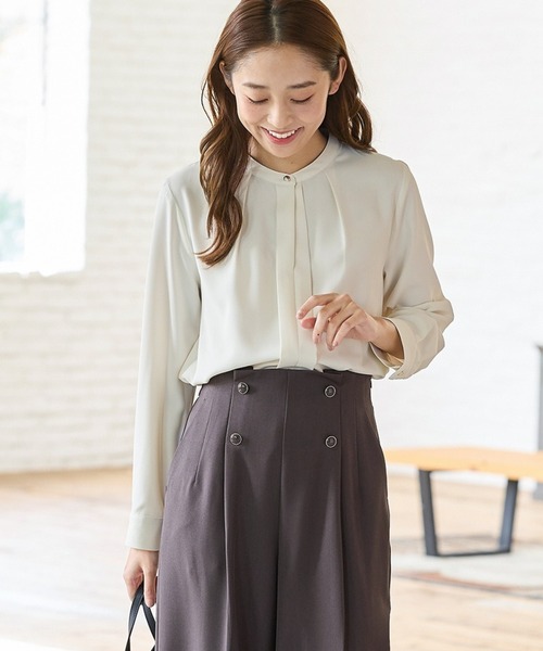 Honeys（ハニーズ）の「バンドカラーブラウス（シャツ/ブラウス・レディース・ブラウン/グレイッシュブルー/アイボリー/グレイッシュベージュ/ブラック・3L/L/LL/M/S）」の2枚目の写真