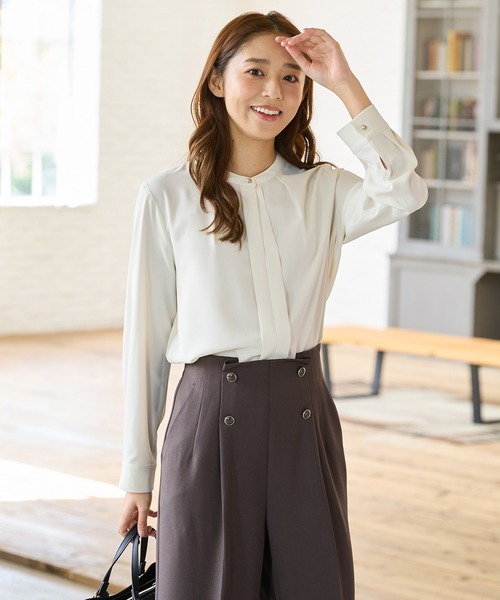 Honeys（ハニーズ）の「バンドカラーブラウス（シャツ/ブラウス・レディース・ブラウン/グレイッシュブルー/アイボリー/グレイッシュベージュ/ブラック・3L/L/LL/M/S）」の7枚目の写真