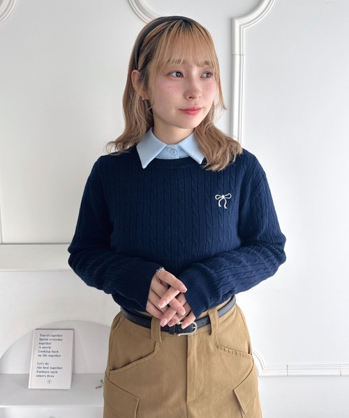 Loueme(ルエム)の「リボン刺繍ケーブルニットトップス(ニット/セーター・レディース・ネイビー/ブラック/オフホワイト/グレー・FREE)」の7枚目の写真