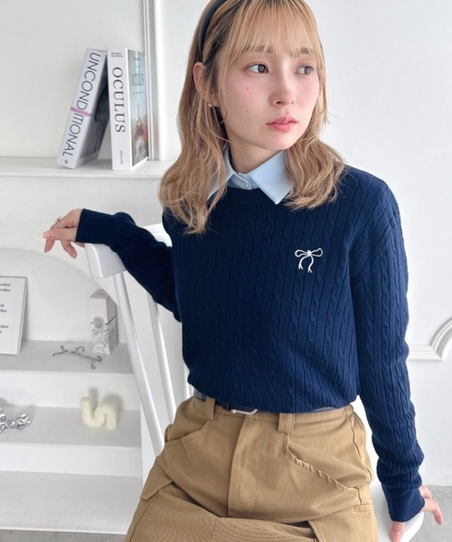 Loueme(ルエム)の「リボン刺繍ケーブルニットトップス(ニット/セーター・レディース・ネイビー/ブラック/オフホワイト/グレー・FREE)」の5枚目の写真