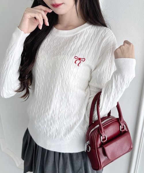 Loueme(ルエム)の「リボン刺繍ケーブルニットトップス(ニット/セーター・レディース・ネイビー/ブラック/オフホワイト/グレー・FREE)」の17枚目の写真