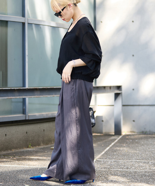 SOFFITTO（ソフィット）の「深Vネックブラウス（シャツ/ブラウス・レディース・ブラック/オフホワイト・FREE）」の6枚目の写真