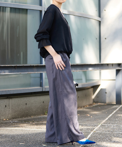 SOFFITTO（ソフィット）の「深Vネックブラウス（シャツ/ブラウス・レディース・ブラック/オフホワイト・FREE）」の7枚目の写真