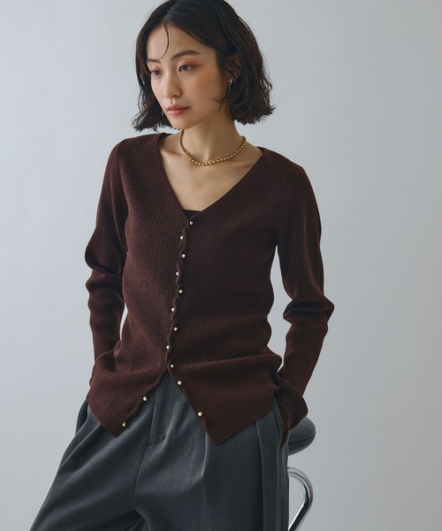 ELLEgirl（エルガール）の「メタル釦Vネックリブカーディガン（カーディガン/ボレロ・レディース・チャコールグレー/レッド/ダークブラウン/ブラック/ピンク・FREE）」の3枚目の写真