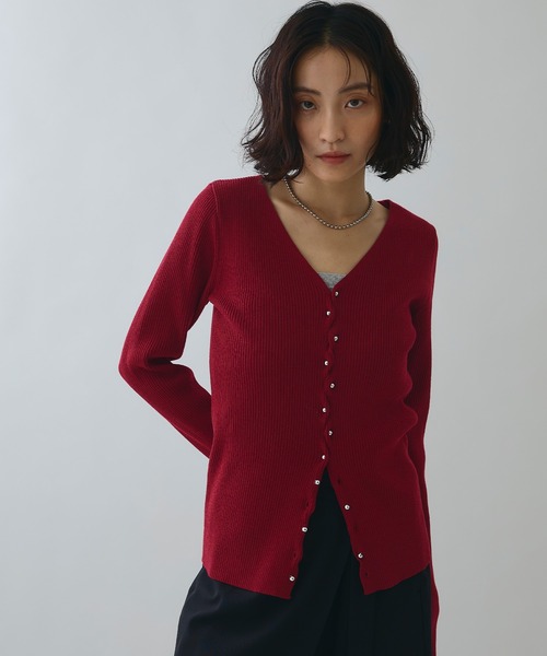 ELLEgirl（エルガール）の「メタル釦Vネックリブカーディガン（カーディガン/ボレロ・レディース・チャコールグレー/レッド/ダークブラウン/ブラック/ピンク・FREE）」の5枚目の写真