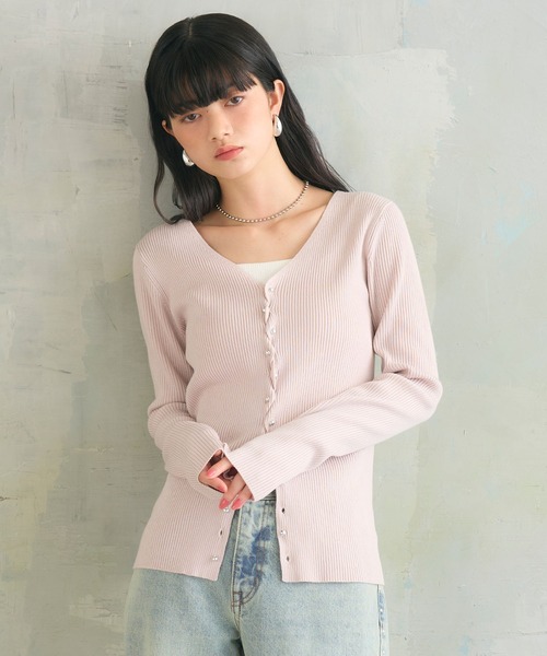 ELLEgirl（エルガール）の「メタル釦Vネックリブカーディガン（カーディガン/ボレロ・レディース・チャコールグレー/レッド/ダークブラウン/ブラック/ピンク・FREE）」の4枚目の写真