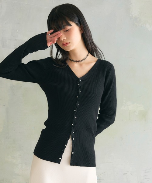 ELLEgirl（エルガール）の「メタル釦Vネックリブカーディガン（カーディガン/ボレロ・レディース・チャコールグレー/レッド/ダークブラウン/ブラック/ピンク・FREE）」の2枚目の写真