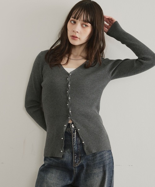 ELLEgirl（エルガール）の「メタル釦Vネックリブカーディガン（カーディガン/ボレロ・レディース・チャコールグレー/レッド/ダークブラウン/ブラック/ピンク・FREE）」の16枚目の写真