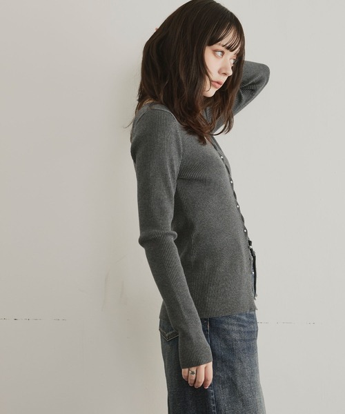 ELLEgirl（エルガール）の「メタル釦Vネックリブカーディガン（カーディガン/ボレロ・レディース・チャコールグレー/レッド/ダークブラウン/ブラック/ピンク・FREE）」の18枚目の写真