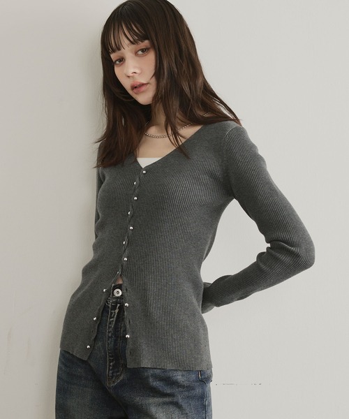 ELLEgirl（エルガール）の「メタル釦Vネックリブカーディガン（カーディガン/ボレロ・レディース・チャコールグレー/レッド/ダークブラウン/ブラック/ピンク・FREE）」の20枚目の写真