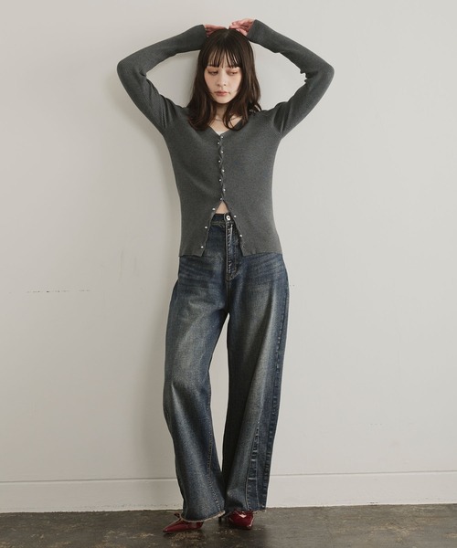 ELLEgirl（エルガール）の「メタル釦Vネックリブカーディガン（カーディガン/ボレロ・レディース・チャコールグレー/レッド/ダークブラウン/ブラック/ピンク・FREE）」の21枚目の写真