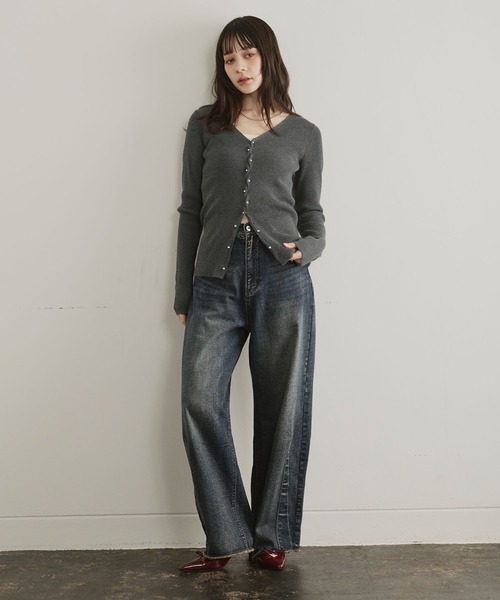 ELLEgirl（エルガール）の「メタル釦Vネックリブカーディガン（カーディガン/ボレロ・レディース・チャコールグレー/レッド/ダークブラウン/ブラック/ピンク・FREE）」の22枚目の写真