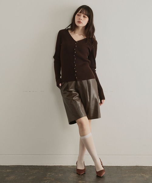 ELLEgirl（エルガール）の「メタル釦Vネックリブカーディガン（カーディガン/ボレロ・レディース・チャコールグレー/レッド/ダークブラウン/ブラック/ピンク・FREE）」の15枚目の写真