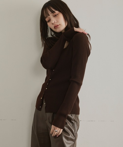 ELLEgirl（エルガール）の「メタル釦Vネックリブカーディガン（カーディガン/ボレロ・レディース・チャコールグレー/レッド/ダークブラウン/ブラック/ピンク・FREE）」の6枚目の写真