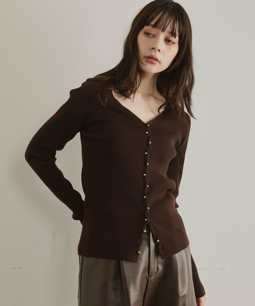 ELLEgirl（エルガール）の「メタル釦Vネックリブカーディガン（カーディガン/ボレロ・レディース・チャコールグレー/レッド/ダークブラウン/ブラック/ピンク・FREE）」の7枚目の写真