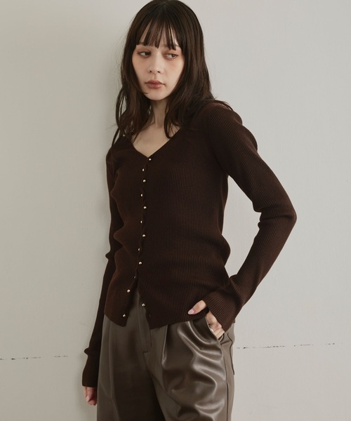 ELLEgirl（エルガール）の「メタル釦Vネックリブカーディガン（カーディガン/ボレロ・レディース・チャコールグレー/レッド/ダークブラウン/ブラック/ピンク・FREE）」の8枚目の写真