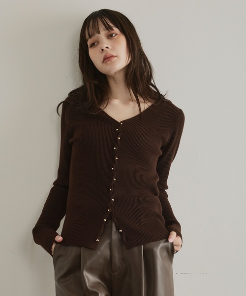 ELLEgirl（エルガール）の「メタル釦Vネックリブカーディガン（カーディガン/ボレロ・レディース・チャコールグレー/レッド/ダークブラウン/ブラック/ピンク・FREE）」の9枚目の写真