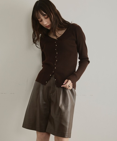 ELLEgirl（エルガール）の「メタル釦Vネックリブカーディガン（カーディガン/ボレロ・レディース・チャコールグレー/レッド/ダークブラウン/ブラック/ピンク・FREE）」の10枚目の写真