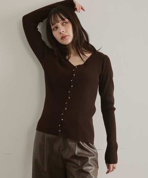 ELLEgirl（エルガール）の「メタル釦Vネックリブカーディガン（カーディガン/ボレロ・レディース・チャコールグレー/レッド/ダークブラウン/ブラック/ピンク・FREE）」の11枚目の写真