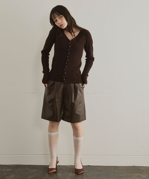 ELLEgirl（エルガール）の「メタル釦Vネックリブカーディガン（カーディガン/ボレロ・レディース・チャコールグレー/レッド/ダークブラウン/ブラック/ピンク・FREE）」の13枚目の写真