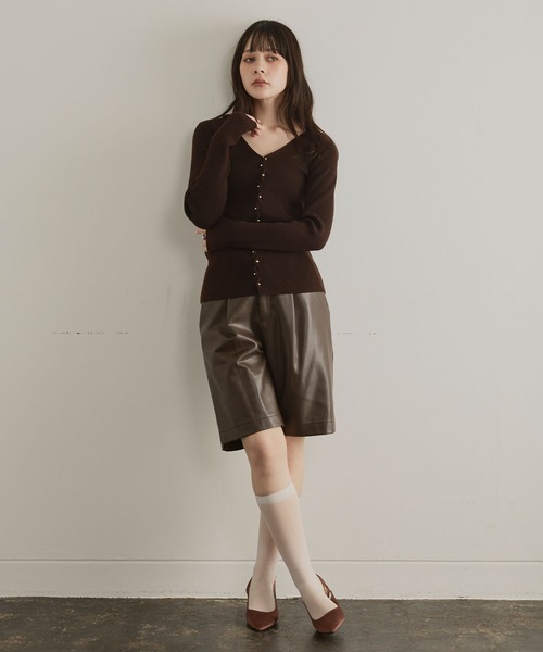 ELLEgirl（エルガール）の「メタル釦Vネックリブカーディガン（カーディガン/ボレロ・レディース・チャコールグレー/レッド/ダークブラウン/ブラック/ピンク・FREE）」の14枚目の写真