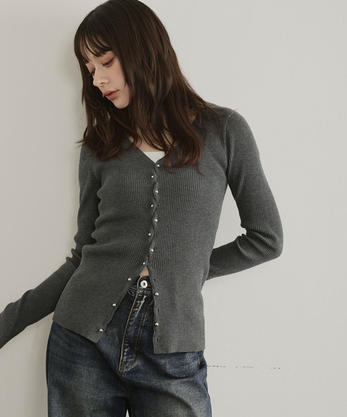 ELLEgirl（エルガール）の「メタル釦Vネックリブカーディガン（カーディガン/ボレロ・レディース・チャコールグレー/レッド/ダークブラウン/ブラック/ピンク・FREE）」の17枚目の写真