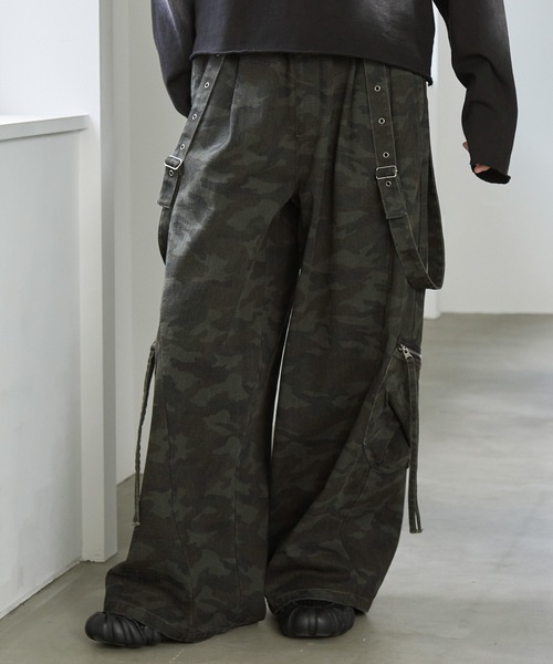 Spielio（シュピーリオ）の「【Spielio】Distressed suspender wide denim pants/ ヴィンテージライク サスペンダーワイドデニムパンツ（カーゴパンツ・メンズ・カーキ系1/グレー系1・S/M/L）」の3枚目の写真